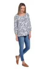 Bluza ampla de vara purtata de o femeie blonda