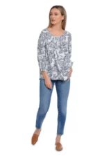 Bluza ampla de vara purtata de o femeie blonda
