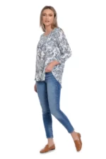 Bluza ampla de vara purtata de o femeie blonda