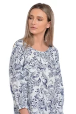 Bluza ampla de vara purtata de o femeie blonda