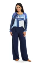 Femeie imbracata cu bluza eleganta dama