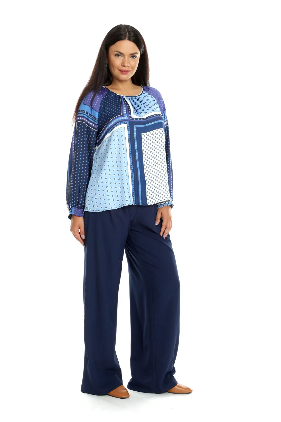 Femeie imbracata cu bluza eleganta dama
