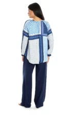 Femeie imbracata cu bluza eleganta dama