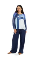 Femeie imbracata cu bluza eleganta dama