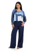 Femeie imbracata cu bluza eleganta dama