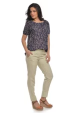 Pantaloni din in pentru femei prezentati de o dama frumoasa