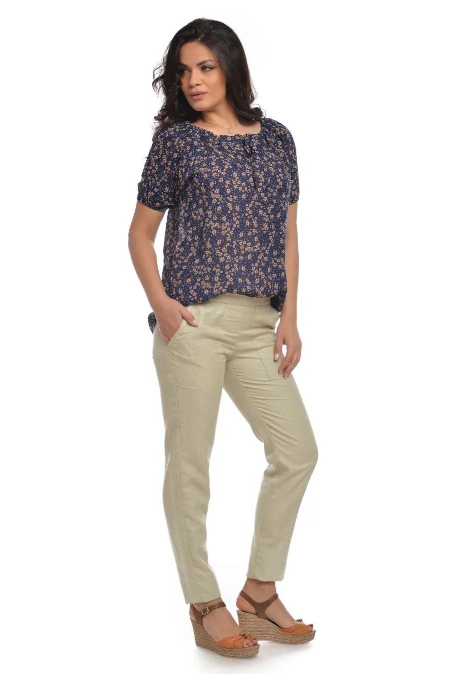 Pantaloni din in dama IN1c Pantaloni din in pentru femei prezentati de o dama frumoasa