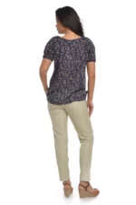 Pantaloni din in pentru femei prezentati de o dama frumoasa