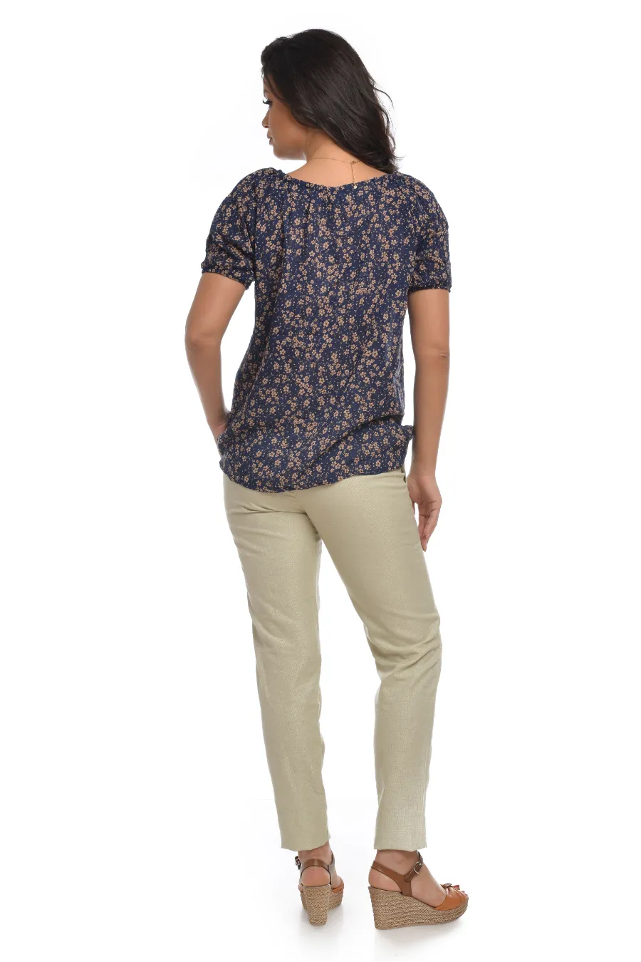Pantaloni din in pentru femei prezentati de o dama frumoasa