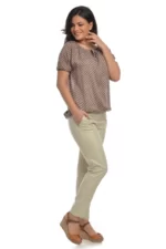 Pantaloni din in pentru femei prezentati de o dama frumoasa