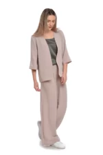 Pantaloni lungi, largi, cu pense si elastic lat in talie, confectionati dintr-o tesatura subtire, fluida (38% viscoza, 62% pes).