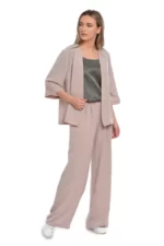 Pantaloni lungi, largi, cu pense si elastic lat in talie, confectionati dintr-o tesatura subtire, fluida (38% viscoza, 62% pes).