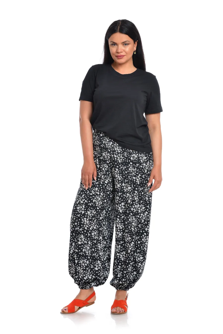 Pantaloni salvari dama V198d Salvari fluizi, largi, cu elastic in talie, confectionati din viscoza 100%, prezentati de o dama prezentabila