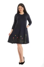 Model feminin prezinta o rochie lunga pictata manual