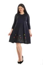 Model feminin prezinta o rochie lunga pictata manual
