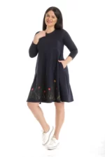 Model feminin prezinta o rochie lunga pictata manual