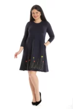 Model feminin prezinta o rochie lunga pictata manual