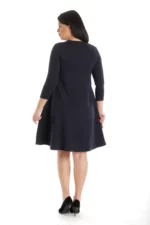 Model feminin prezinta o rochie lunga pictata manual