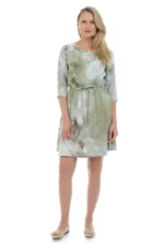 Rochie cu talia marcata, confectionata din 100% vascoza, in nuante de verde (degrade). Decolteul este rotund, iar manecile sunt 3/4.
