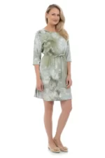 Rochie cu talia marcata, confectionata din 100% vascoza, in nuante de verde (degrade). Decolteul este rotund, iar manecile sunt 3/4.