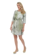 Rochie cu talia marcata, confectionata din 100% vascoza, in nuante de verde (degrade). Decolteul este rotund, iar manecile sunt 3/4.