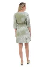 Rochie cu talia marcata, confectionata din 100% vascoza, in nuante de verde (degrade). Decolteul este rotund, iar manecile sunt 3/4.